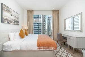 Postel nebo postele na pokoji v ubytování Luton Vacation Homes - Luxury & High floor 2BR , Jumeirah Living Marina Gate 3 - 48AB07