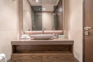 Koupelna v ubytování Luton Vacation Homes - Luxury & High floor 2BR , Jumeirah Living Marina Gate 3 - 48AB07