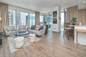 Posezení v ubytování Luton Vacation Homes - Luxury & High floor 2BR , Jumeirah Living Marina Gate 3 - 48AB07