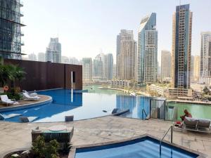 Bazén v ubytování Luton Vacation Homes - Luxury & High floor 2BR , Jumeirah Living Marina Gate 3 - 48AB07 nebo v jeho okolí