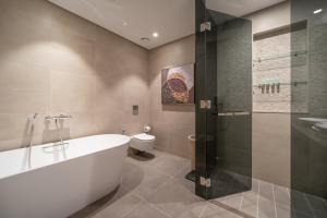 Koupelna v ubytování Luton Vacation Homes - Luxury & High floor 2BR , Jumeirah Living Marina Gate 3 - 48AB07