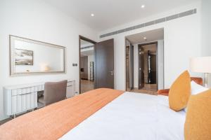 Postel nebo postele na pokoji v ubytování Luton Vacation Homes - Luxury & High floor 2BR , Jumeirah Living Marina Gate 3 - 48AB07