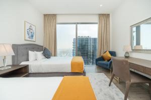 Postel nebo postele na pokoji v ubytování Luton Vacation Homes - Luxury & High floor 2BR , Jumeirah Living Marina Gate 3 - 48AB07
