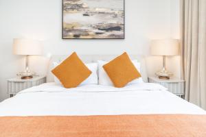 Postel nebo postele na pokoji v ubytování Luton Vacation Homes - Luxury & High floor 2BR , Jumeirah Living Marina Gate 3 - 48AB07