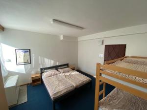 Postel nebo postele na pokoji v ubytování Chata Svinec