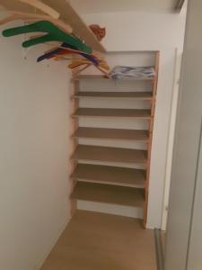 a staircase in a room with stairs leading downwards at Zimmer 1 nahe Thoraxklinik - Bad und Küche geteilt in Heidelberg