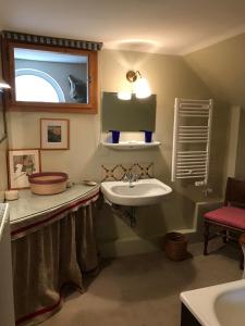 a bathroom with a sink and a mirror at Sattelzimmer und Studio in Pischeldorf