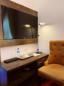 TV at/o entertainment center sa Proof Hotel Lekki