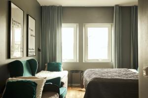 Letto o letti in una camera di Hasse på Sjökanten Hotell & Restaurang