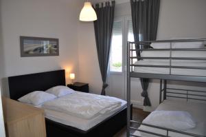 1 dormitorio con litera junto a una ventana en L Etoile De La Mer, en Berck-sur-Mer