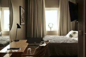 Letto o letti in una camera di Hasse på Sjökanten Hotell & Restaurang