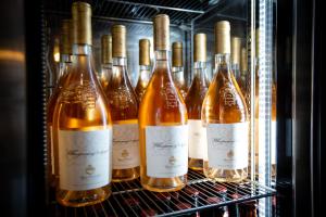 eine Gruppe von Weinflaschen in einem Kühlschrank in der Unterkunft The Crown Hotel Bawtry-Doncaster in Bawtry