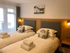 Un pat sau paturi într-o cameră la The Glass House - Scarborough
