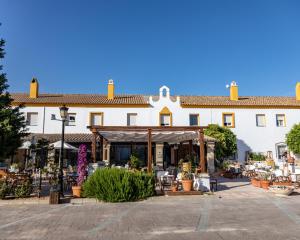 un gran edificio blanco con un patio enfrente en Puerta de Algadir, en El Puerto de Santa María