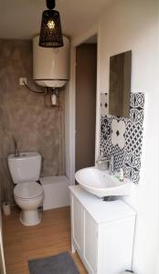 Um banheiro em Charmant bungalow climatisé avec jacuzzi