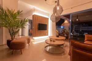 een woonkamer met een bank en een tafel bij Villa Nayra by Villalia in Playa Blanca