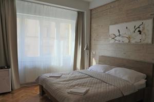 Postel nebo postele na pokoji v ubytování Charles Square Apartments
