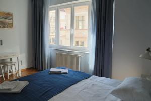Postel nebo postele na pokoji v ubytování Charles Square Apartments