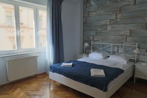 Postel nebo postele na pokoji v ubytování Charles Square Apartments