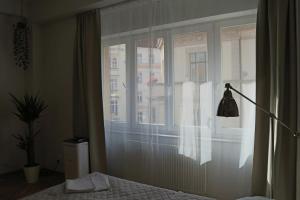 Postel nebo postele na pokoji v ubytování Charles Square Apartments