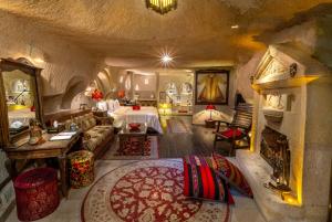 einen Blick über ein Hotelzimmer mit Kamin in der Unterkunft Cappadocia Gamirasu Cave Hotel in Ürgüp
