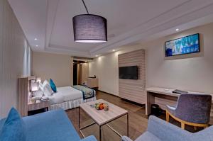 TV a/nebo společenská místnost v ubytování The Fern Residency Hubballi