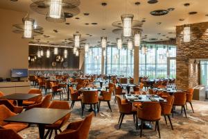 Restoran või mõni muu söögikoht majutusasutuses Aqva Hotel & Spa