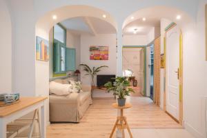 salon z łukiem i kanapą w obiekcie Apartamentos LÓRIEN Zarautz w mieście Zarautz