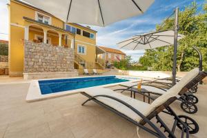 Bazén v ubytovaní Villa Sali ZadarVillas alebo v jeho blízkosti