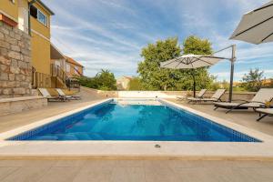 Bazén v ubytovaní Villa Sali ZadarVillas alebo v jeho blízkosti