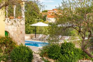 Bazén v ubytovaní Villa Sali ZadarVillas alebo v jeho blízkosti