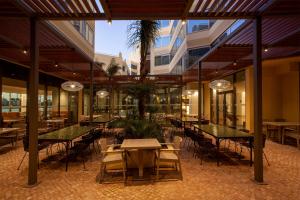 een restaurant met tafels en stoelen in een gebouw bij TURIM Presidente Hotel in Portimão