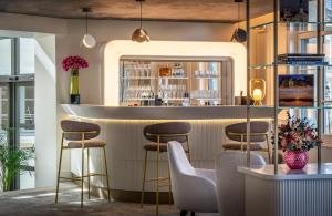 um bar num restaurante com bancos e um balcão em Les Trésorières em Tours