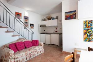 een woonkamer met een bank en een trap bij Villetta Rosa in Lavagna