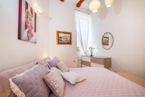 Un dormitorio con una cama con almohadas. en Apartments Villa Ida, en Zadar