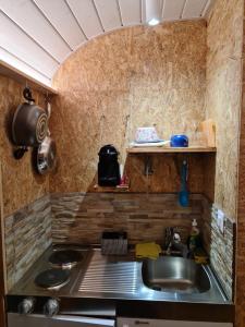 - une cuisine avec un évier et un comptoir dans l'établissement La roulotte, à Travers