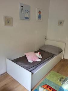 Łóżko lub łóżka w pokoju w obiekcie FAMILY APARTMENT LINZ Wohnen mit Garten am Fusse des Pöstlingbergs TOP LAGE Villenviertel