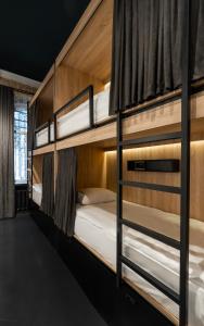 Двухъярусная кровать или двухъярусные кровати в номере Globe Runner Hostel