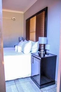 Tempat tidur dalam kamar di Thavhani Guest House