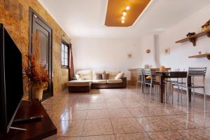 貝坦庫里亞的住宿－Villa Antonia，客厅配有沙发和桌子