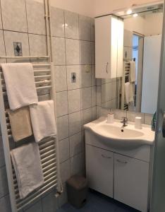 Ένα μπάνιο στο Apartmani Nadalina +83 φωτογραφίες