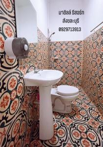 a bathroom with a sink and a toilet at มาชิลล์ รีสอร์ท สังขละบุรี in Sangkhla Buri