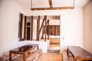 Habitación con 2 mesas de madera y espejo. en Hostal Licanantay, en Valparaíso