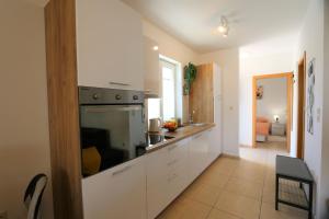 Kuchyňa alebo kuchynka v ubytovaní Apartment Rinkovec
