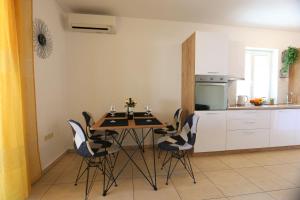 Kuchyňa alebo kuchynka v ubytovaní Apartment Rinkovec