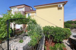 Vonkajšia záhrada v ubytovaní Apartment Rinkovec