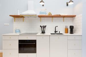 Kuchyňa alebo kuchynka v ubytovaní LUX Golden Apartment Praga Kępna by Renters Prestige