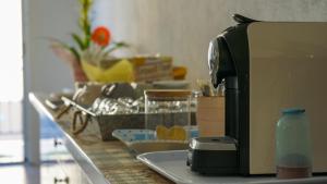 eine Küchentheke mit einer Kaffeemaschine auf der Arbeitsplatte in der Unterkunft Bed & Breakfast La Pilona in Bagnolo San Vito