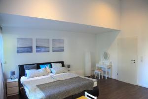 una camera da letto con un letto grande con cuscini blu di Bezaubernder Bungalow im Fünfseenland nähe S-Bahn a Gauting