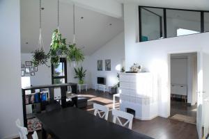 a living room with a black table and chairs at Bezaubernder Bungalow im Fünfseenland nähe S-Bahn in Gauting